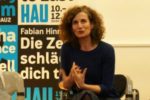 HAU-Intendantin Annemie Vanackere im Gespräch mit Mitgliedern des Kulturforums. Foto: Ulrich Horb